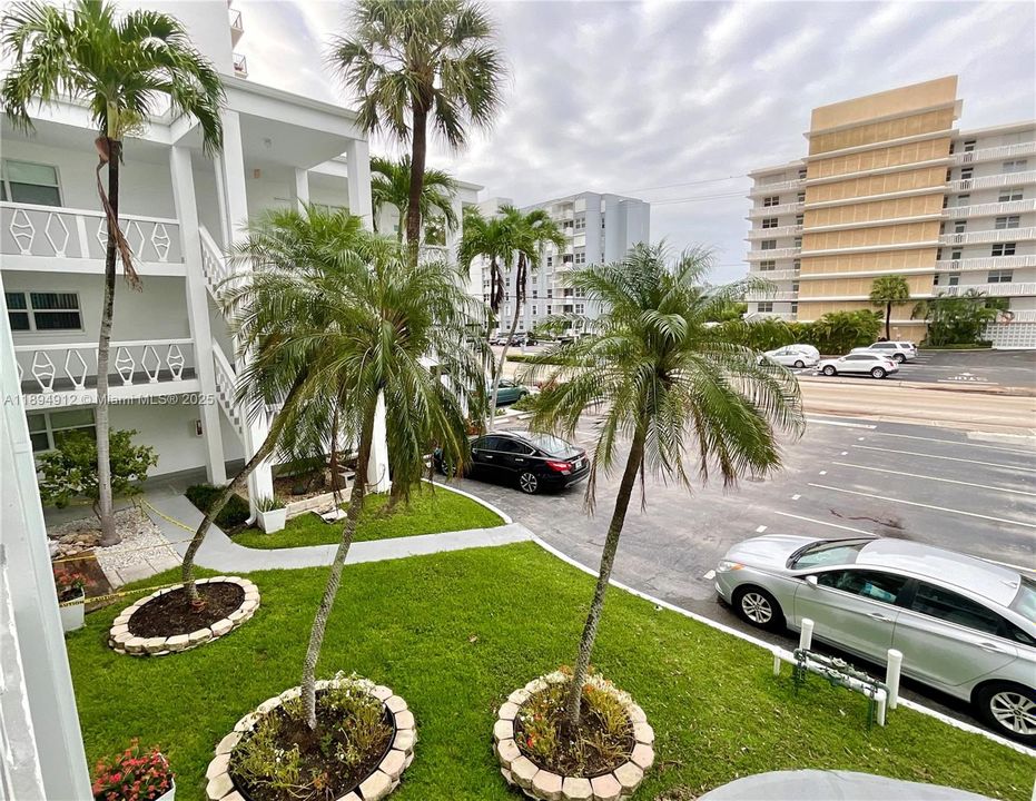 Active With Contract: $155,000 (1 beds, 1 baths, 650 Square Feet)