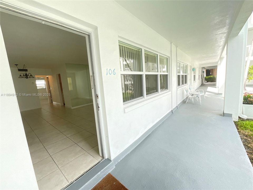 Active With Contract: $155,000 (1 beds, 1 baths, 650 Square Feet)