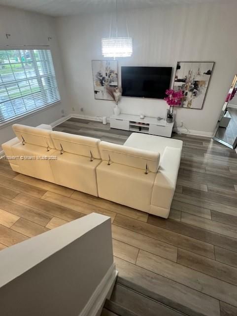 Activo con contrato: $2,985 (3 camas, 2 baños, 1496 Pies cuadrados)