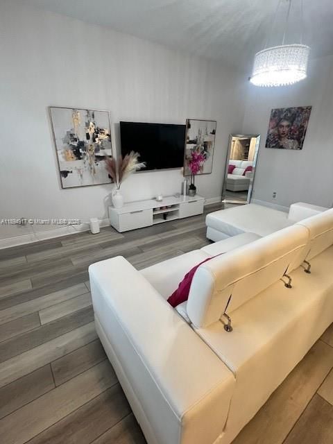 Activo con contrato: $2,985 (3 camas, 2 baños, 1496 Pies cuadrados)