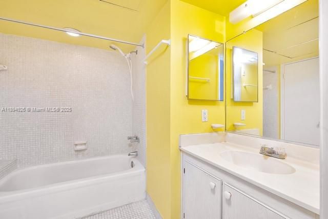 合同活跃: $140,000 (1 贝兹, 1 浴室, 760 平方英尺)