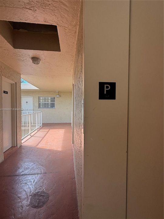 For Sale: $299,000 (2 beds, 1 baths, 997 Square Feet)