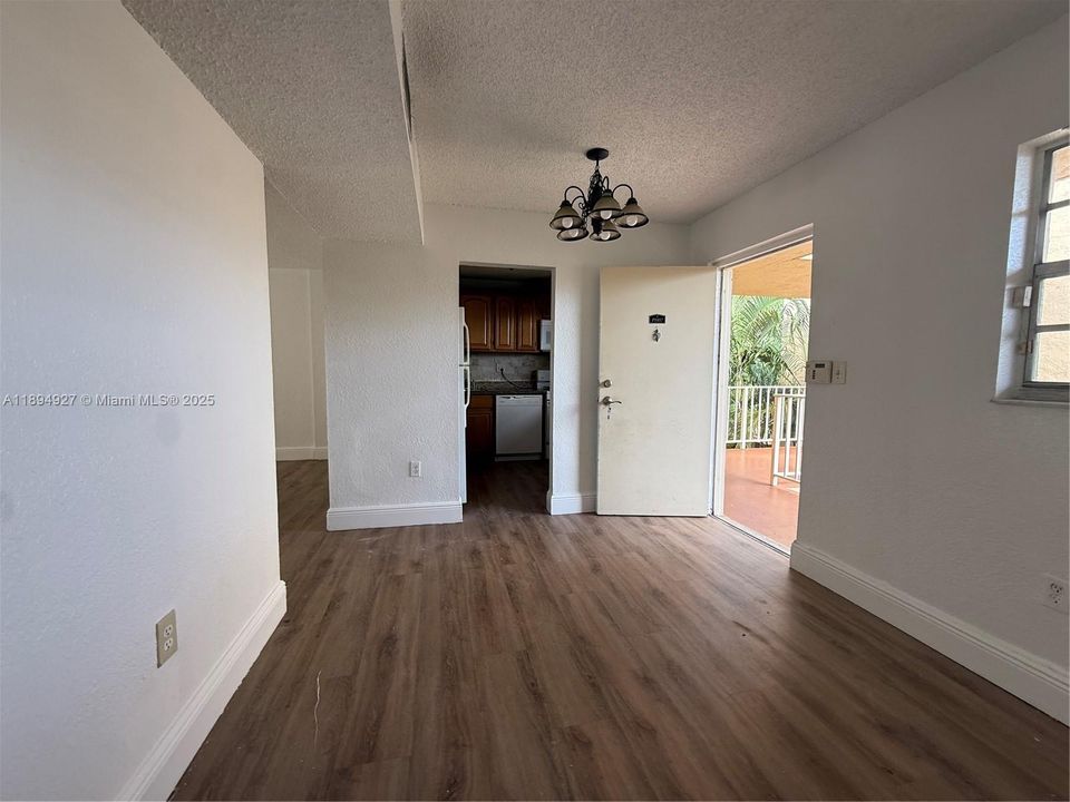 For Sale: $299,000 (2 beds, 1 baths, 997 Square Feet)