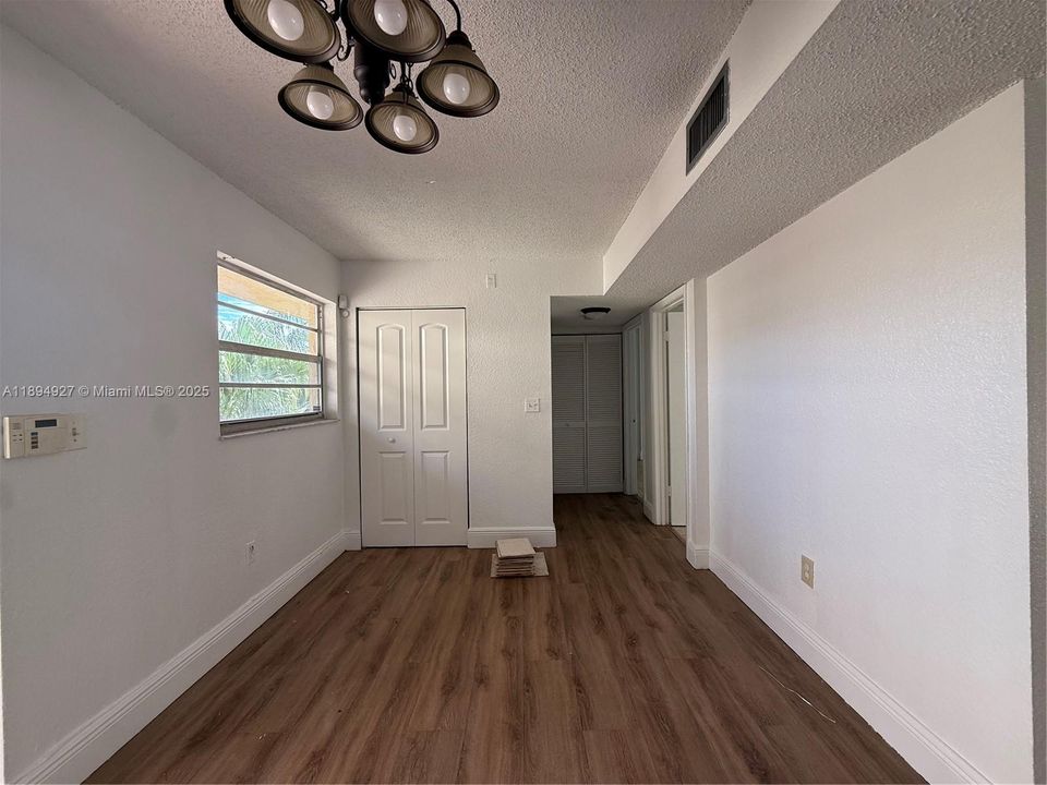 For Sale: $299,000 (2 beds, 1 baths, 997 Square Feet)