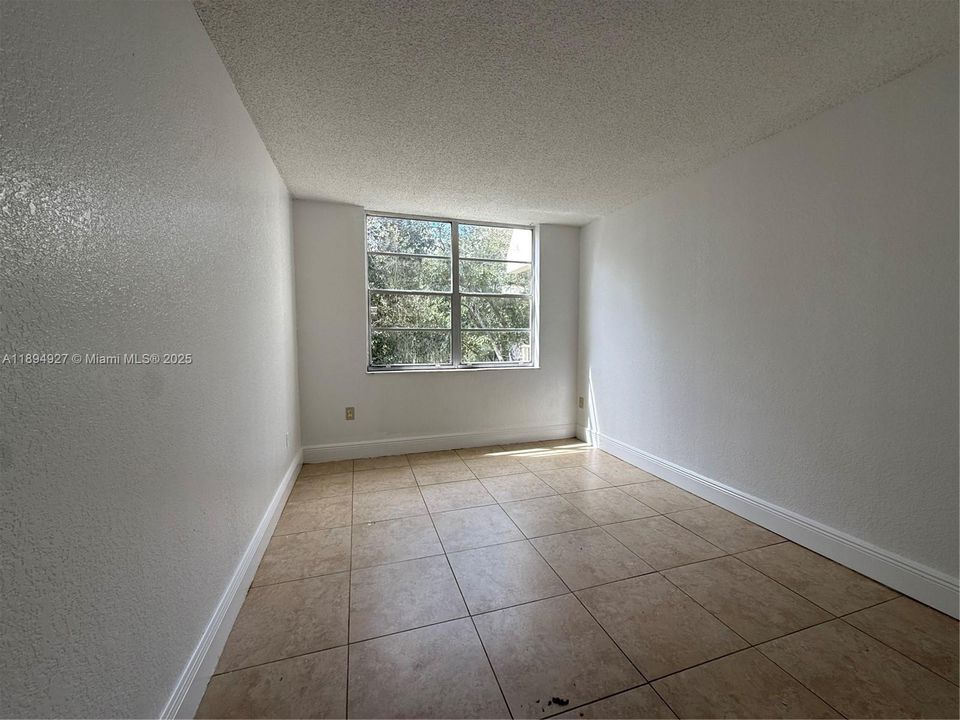 For Sale: $299,000 (2 beds, 1 baths, 997 Square Feet)