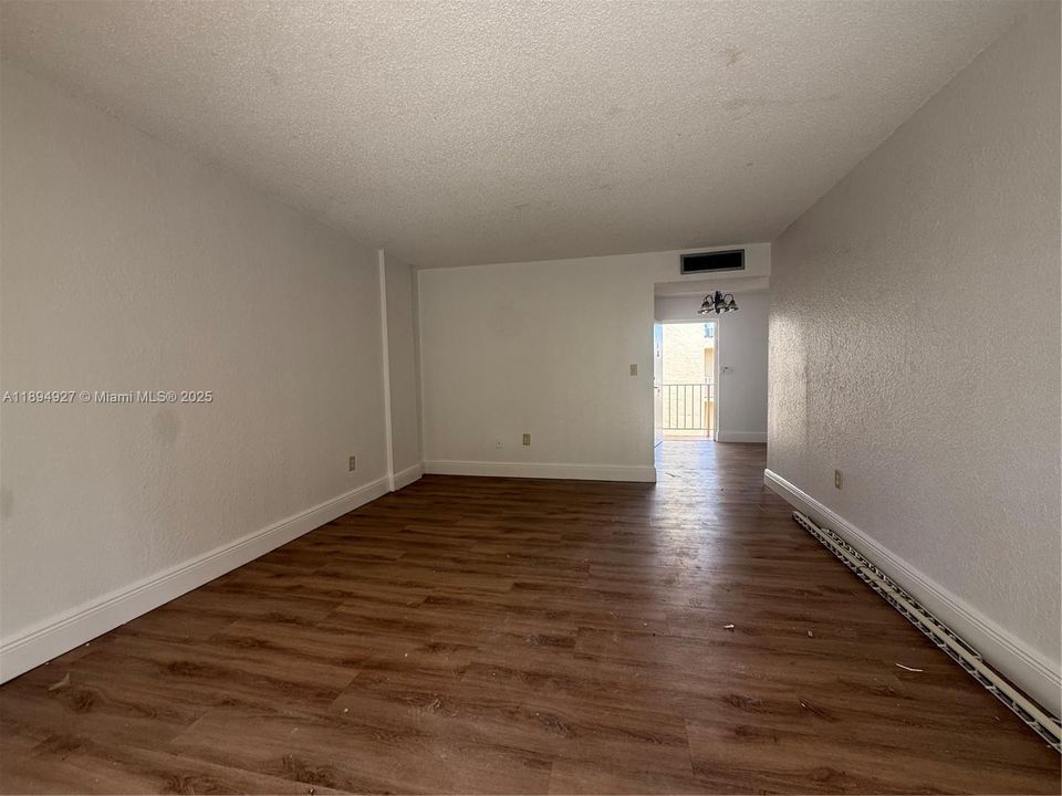 For Sale: $299,000 (2 beds, 1 baths, 997 Square Feet)