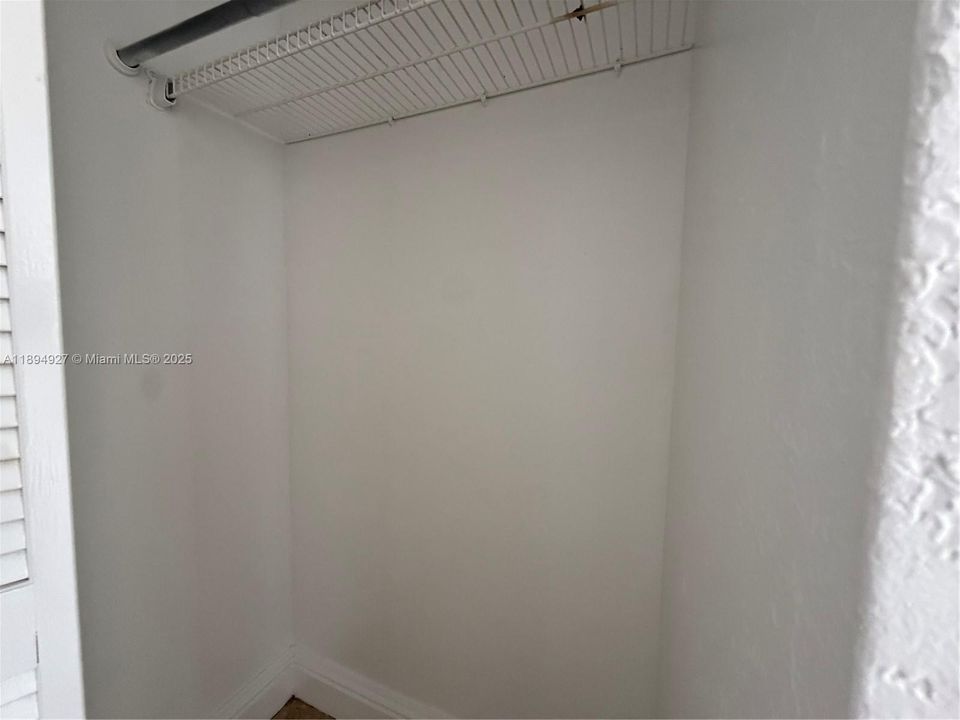 For Sale: $299,000 (2 beds, 1 baths, 997 Square Feet)