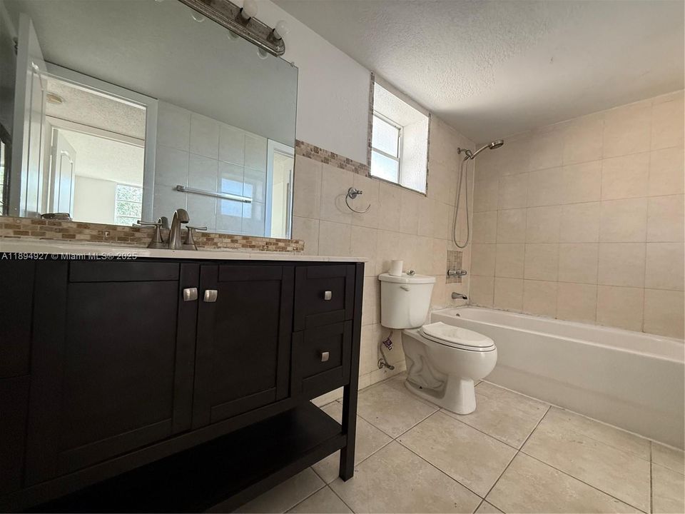 For Sale: $299,000 (2 beds, 1 baths, 997 Square Feet)