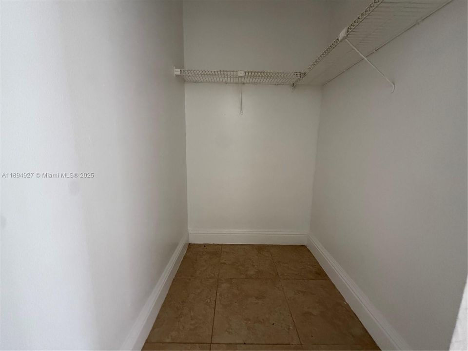 For Sale: $299,000 (2 beds, 1 baths, 997 Square Feet)