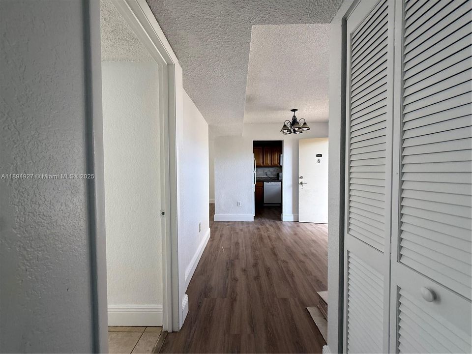For Sale: $299,000 (2 beds, 1 baths, 997 Square Feet)