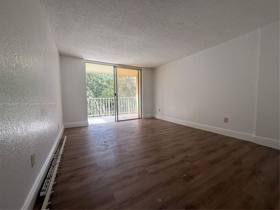 For Sale: $299,000 (2 beds, 1 baths, 997 Square Feet)
