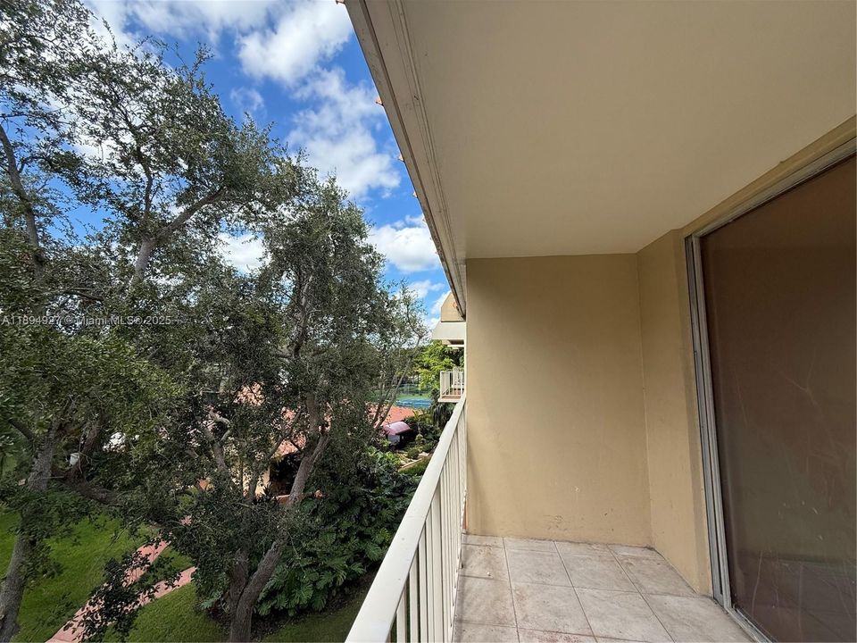 For Sale: $299,000 (2 beds, 1 baths, 997 Square Feet)