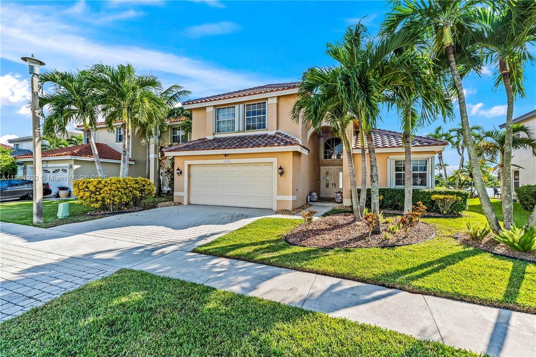 На продажу: $840,000 (4 спален, 2 ванн, 2463 Квадратных фут)