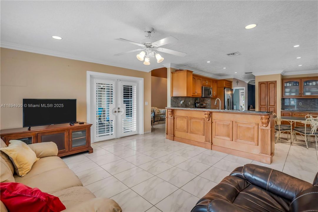 На продажу: $840,000 (4 спален, 2 ванн, 2463 Квадратных фут)