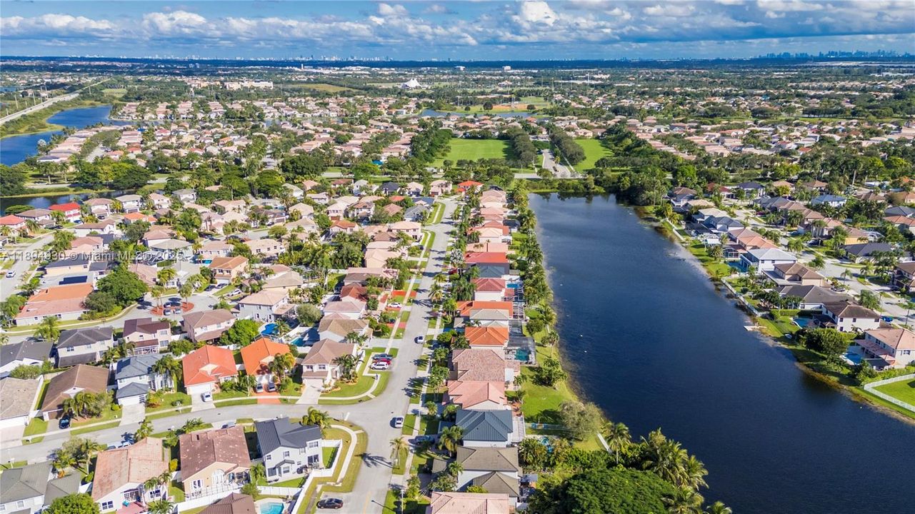 На продажу: $840,000 (4 спален, 2 ванн, 2463 Квадратных фут)