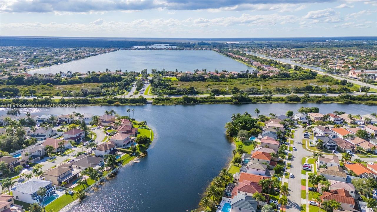 На продажу: $840,000 (4 спален, 2 ванн, 2463 Квадратных фут)