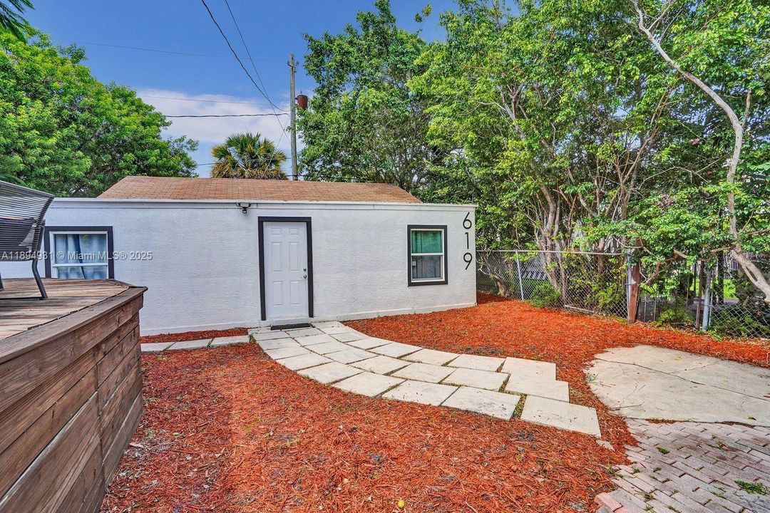 Recently Rented: $4,500 (3 beds, 2 baths, 2015 Square Feet)