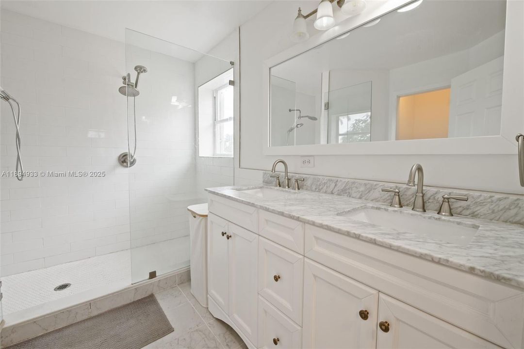 合同活跃: $678,000 (3 贝兹, 3 浴室, 1903 平方英尺)