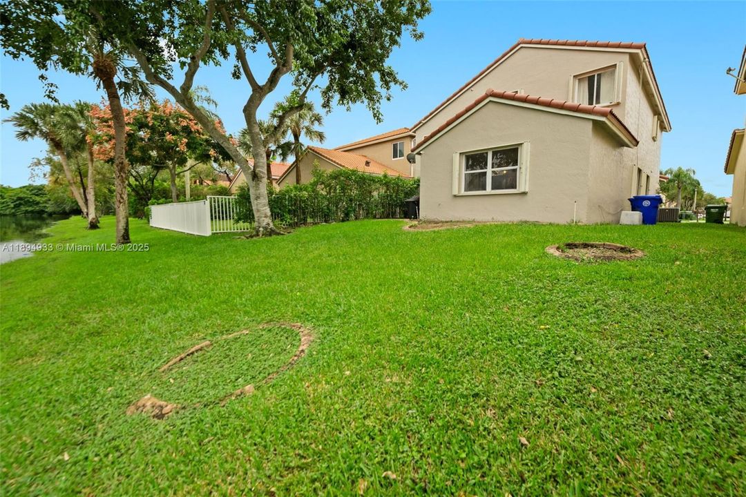 合同活跃: $678,000 (3 贝兹, 3 浴室, 1903 平方英尺)