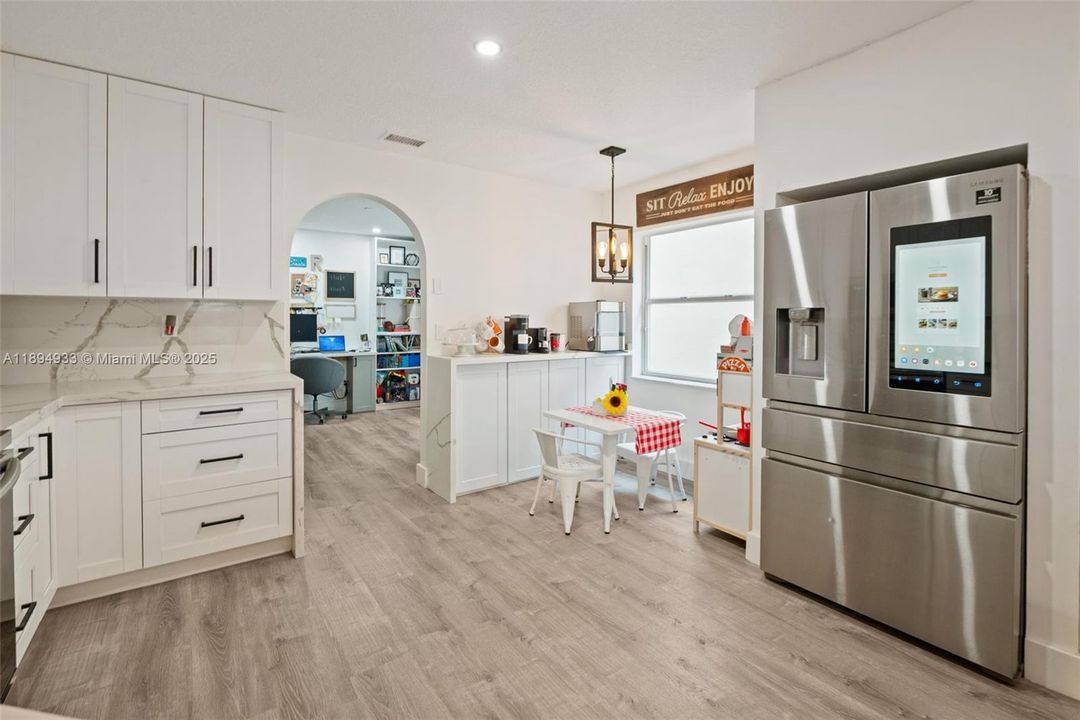 合同活跃: $678,000 (3 贝兹, 3 浴室, 1903 平方英尺)