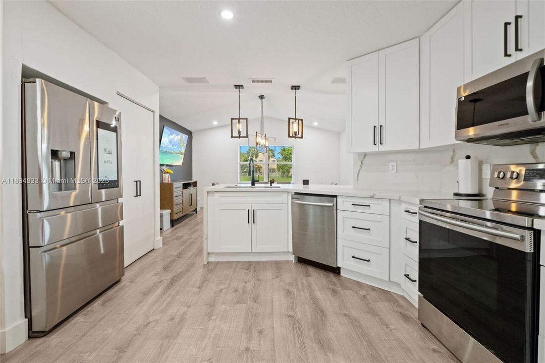 合同活跃: $678,000 (3 贝兹, 3 浴室, 1903 平方英尺)