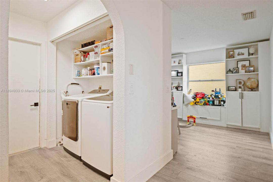 合同活跃: $678,000 (3 贝兹, 3 浴室, 1903 平方英尺)