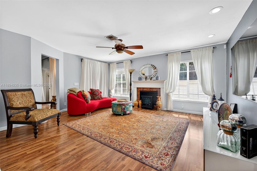 На продажу: $479,000 (4 спален, 2 ванн, 1690 Квадратных фут)