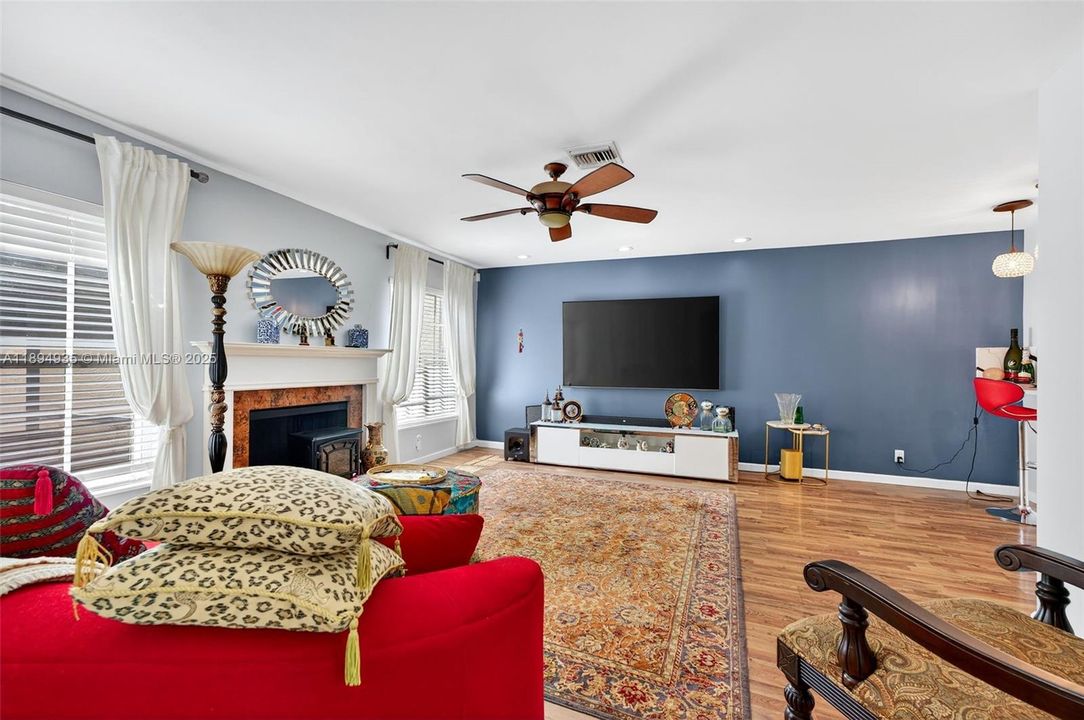 На продажу: $479,000 (4 спален, 2 ванн, 1690 Квадратных фут)