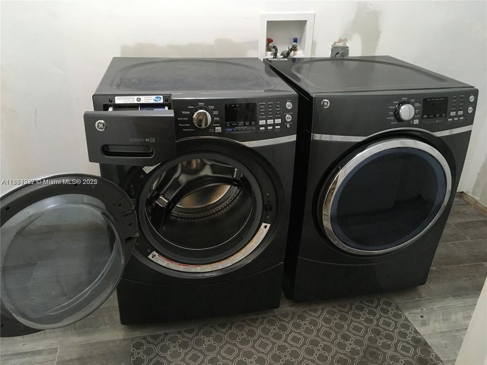 Recently Rented: $4,660 (4 beds, 2 baths, 1973 Square Feet)