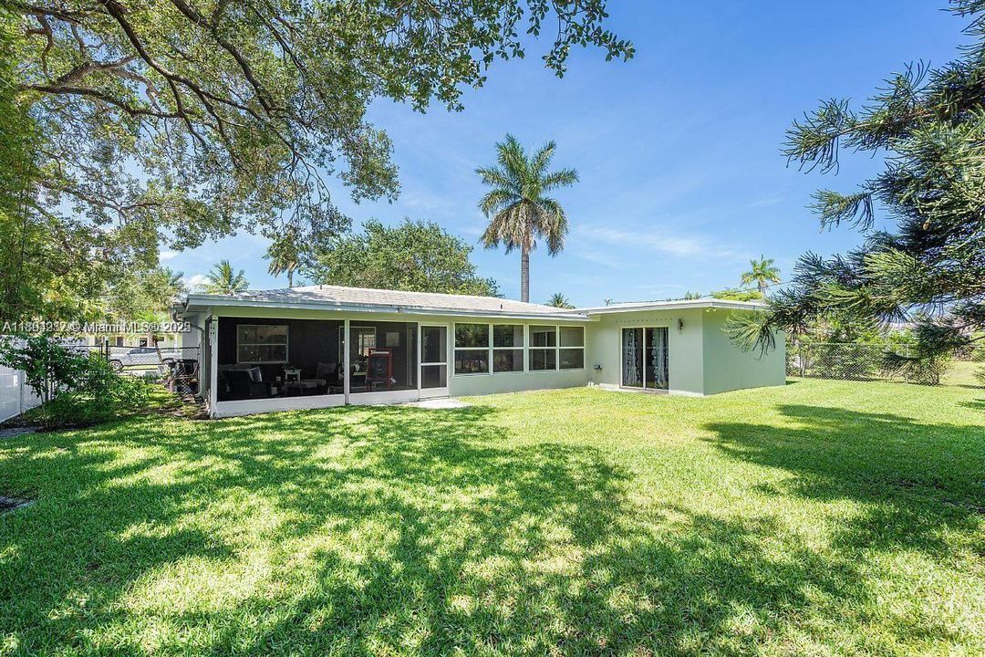 Recently Rented: $4,660 (4 beds, 2 baths, 1973 Square Feet)