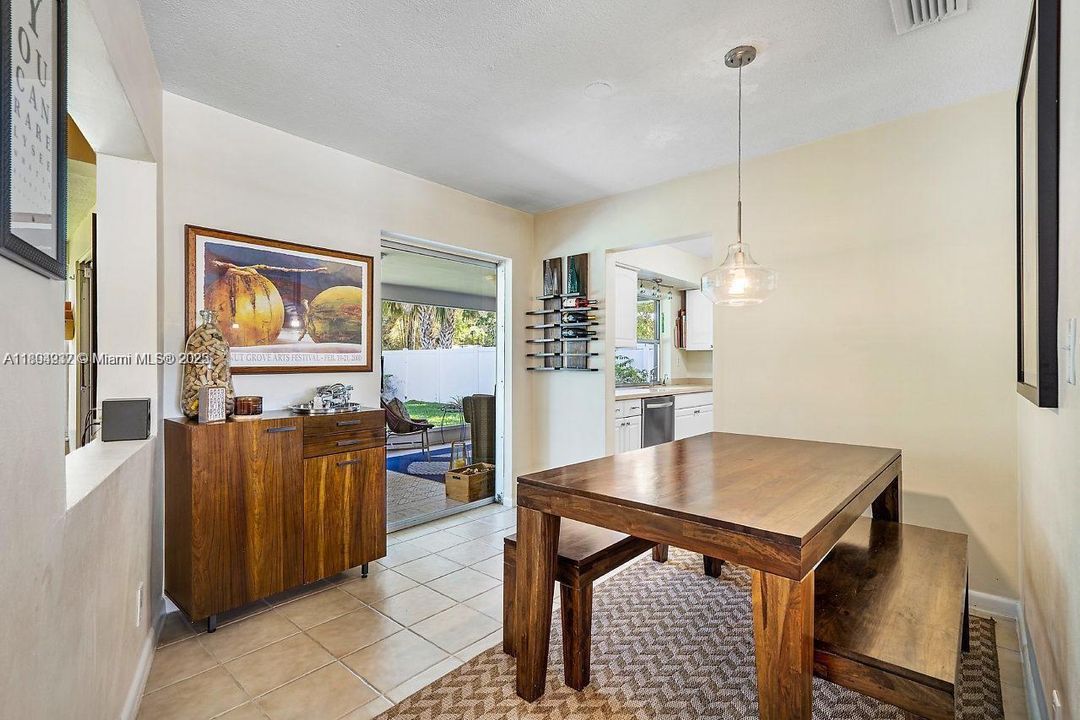 Recently Rented: $4,660 (4 beds, 2 baths, 1973 Square Feet)