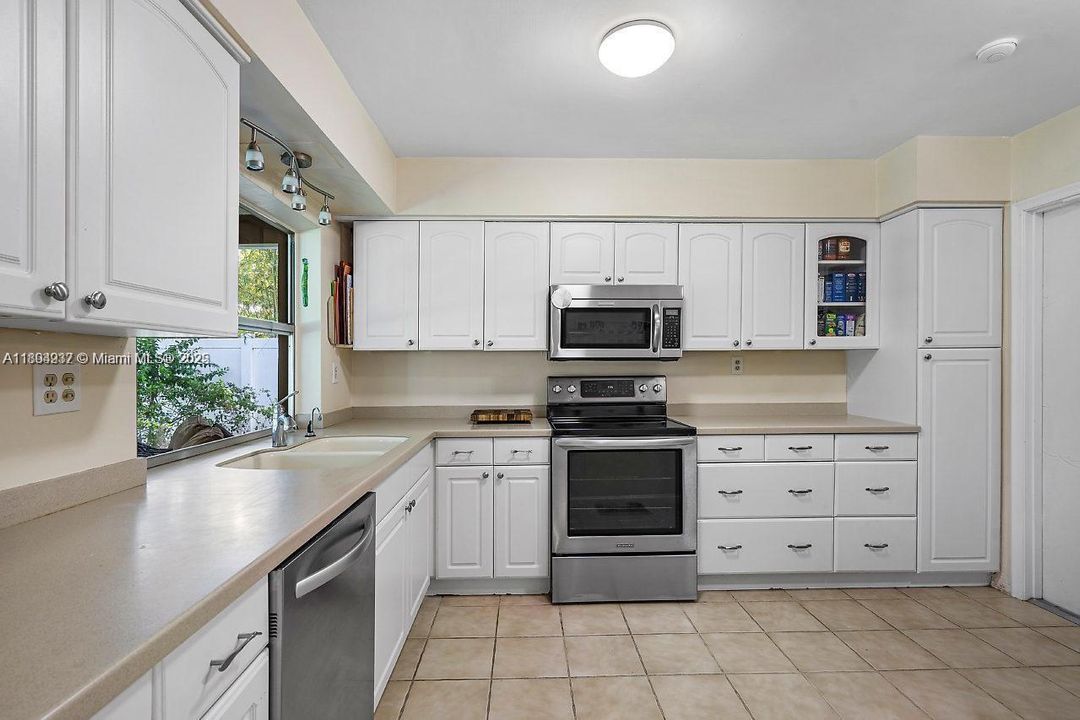 Recently Rented: $4,660 (4 beds, 2 baths, 1973 Square Feet)