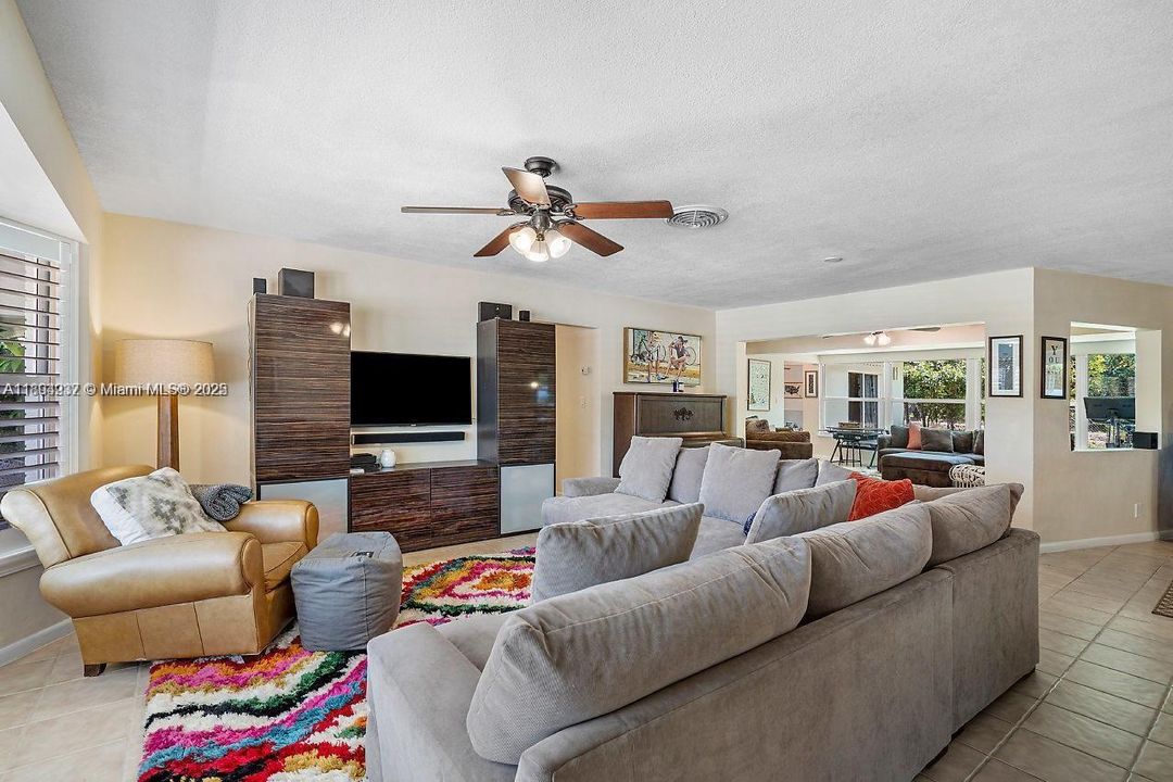 Recently Rented: $4,660 (4 beds, 2 baths, 1973 Square Feet)