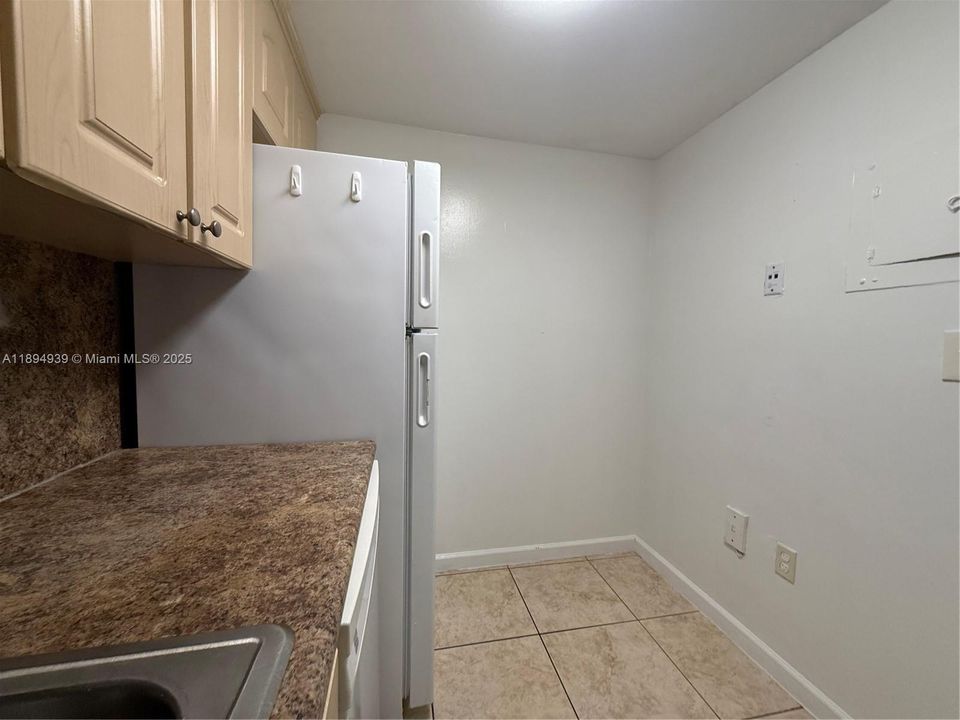 Под контрактом: $300,000 (2 спален, 1 ванн, 1020 Квадратных фут)