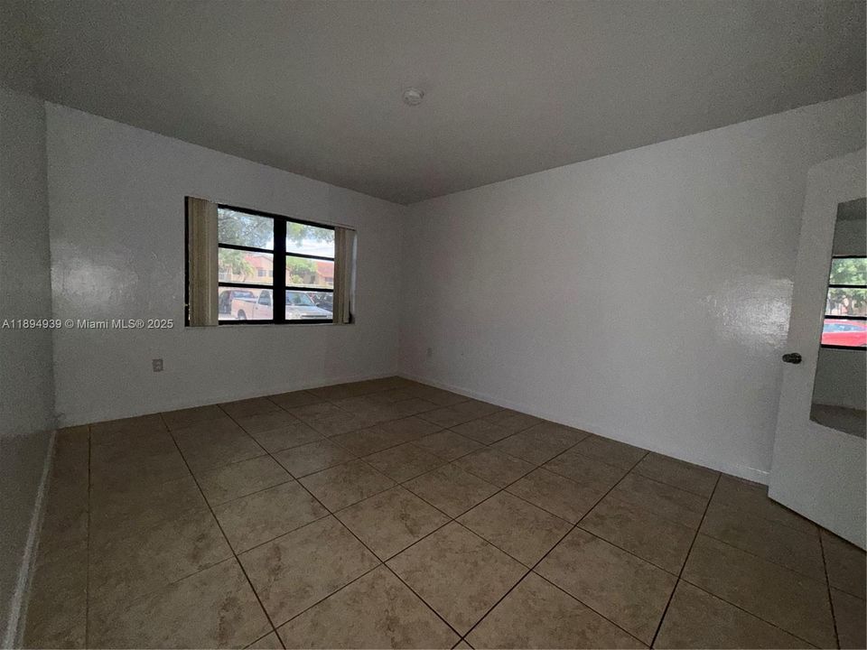 Под контрактом: $300,000 (2 спален, 1 ванн, 1020 Квадратных фут)