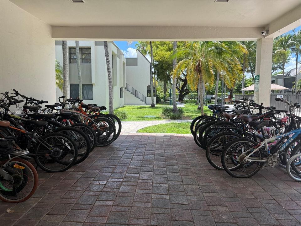 Под контрактом: $300,000 (2 спален, 1 ванн, 1020 Квадратных фут)