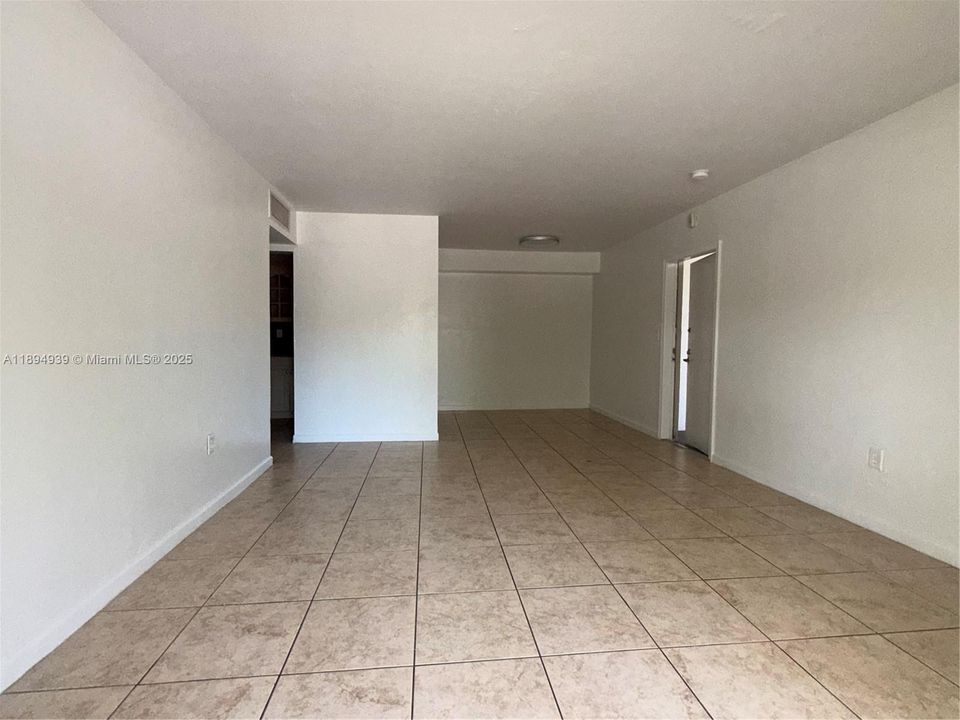 Под контрактом: $300,000 (2 спален, 1 ванн, 1020 Квадратных фут)