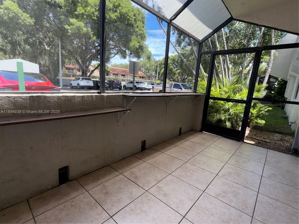 Под контрактом: $300,000 (2 спален, 1 ванн, 1020 Квадратных фут)