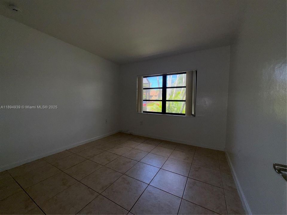 Под контрактом: $300,000 (2 спален, 1 ванн, 1020 Квадратных фут)