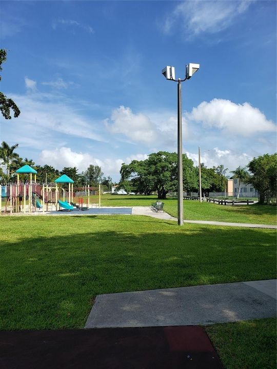 合同活跃: $275,000 (3 贝兹, 2 浴室, 1150 平方英尺)