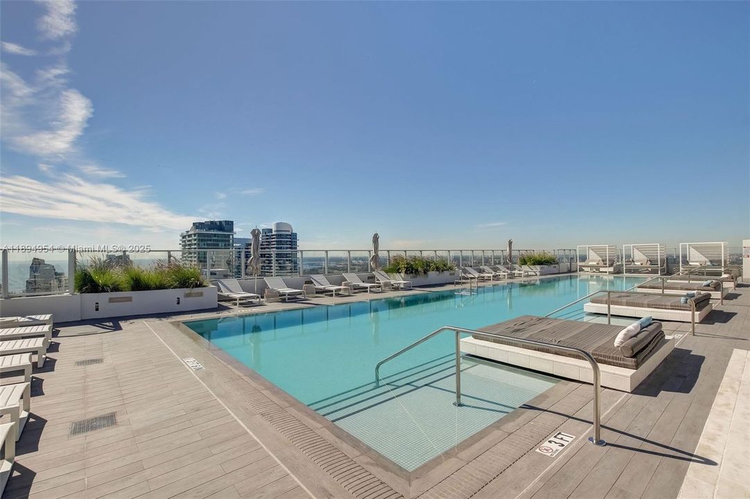 For Sale: $1,290,000 (2 beds, 3 baths, 1325 Square Feet)