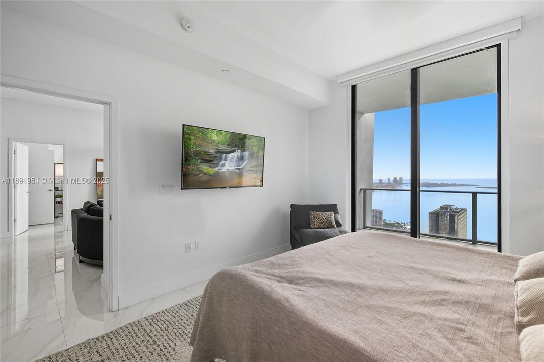 For Sale: $1,290,000 (2 beds, 3 baths, 1325 Square Feet)