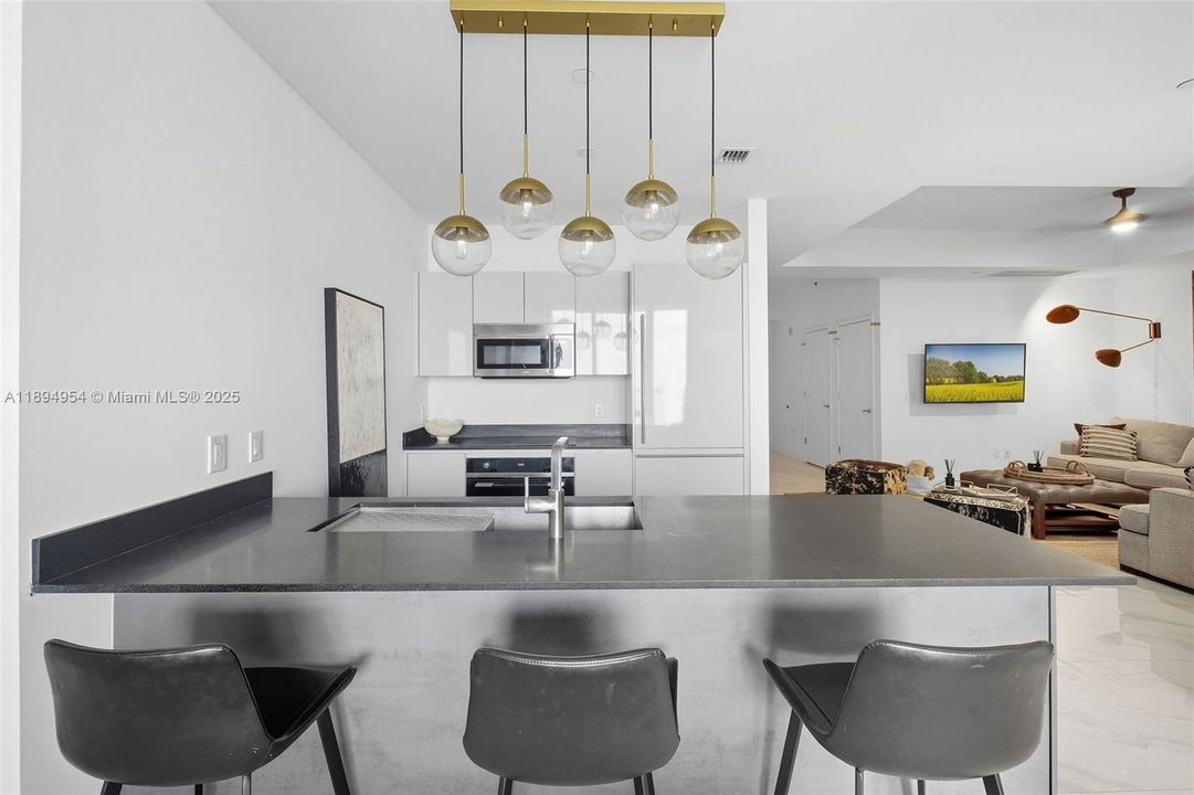 For Sale: $1,290,000 (2 beds, 3 baths, 1325 Square Feet)