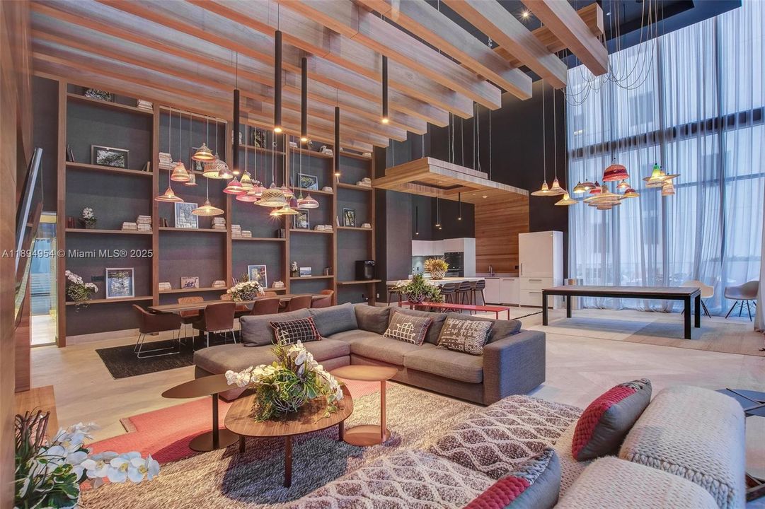 For Sale: $1,290,000 (2 beds, 3 baths, 1325 Square Feet)