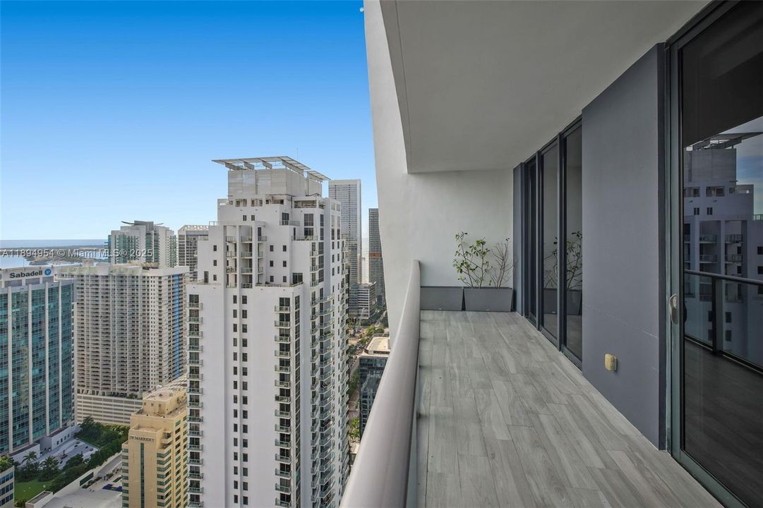 For Sale: $1,290,000 (2 beds, 3 baths, 1325 Square Feet)