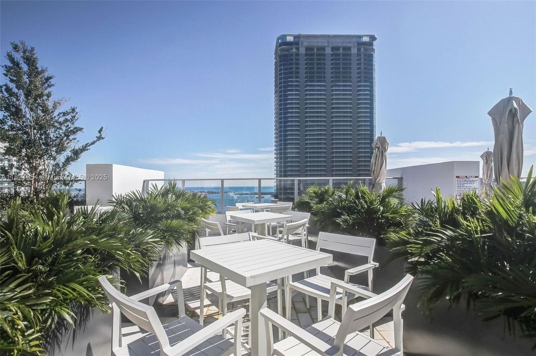 For Sale: $1,290,000 (2 beds, 3 baths, 1325 Square Feet)