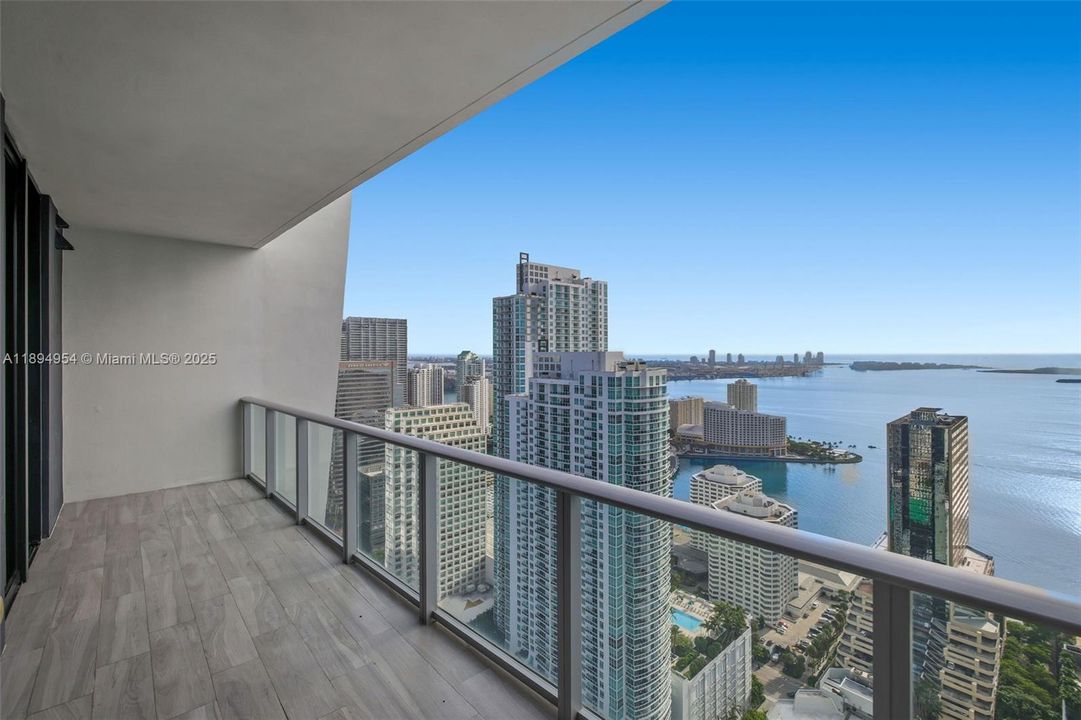 For Sale: $1,290,000 (2 beds, 3 baths, 1325 Square Feet)