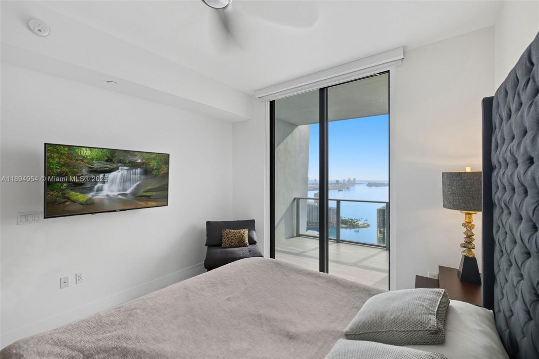 For Sale: $1,290,000 (2 beds, 3 baths, 1325 Square Feet)