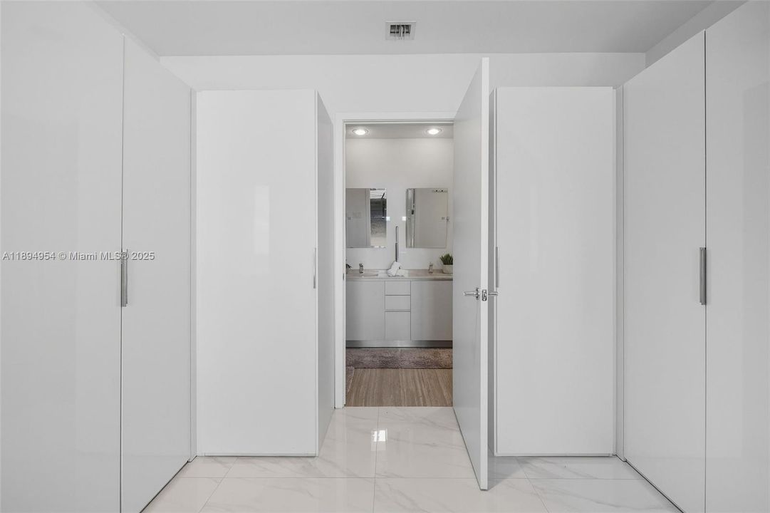 For Sale: $1,290,000 (2 beds, 3 baths, 1325 Square Feet)