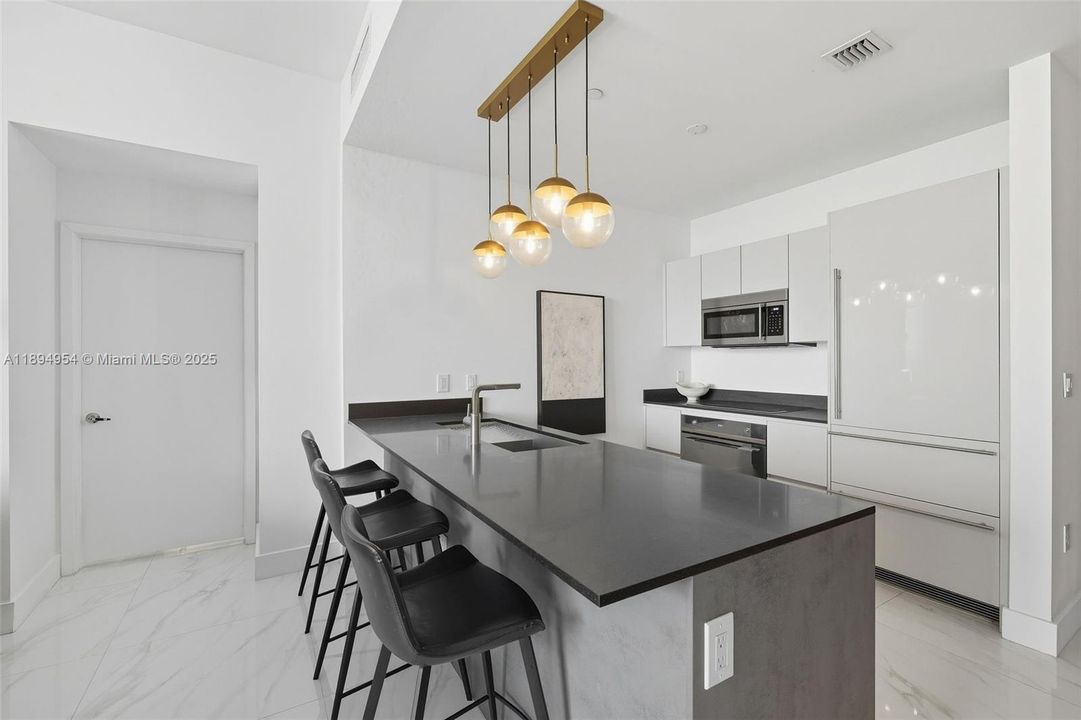 For Sale: $1,290,000 (2 beds, 3 baths, 1325 Square Feet)